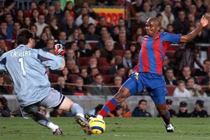 Eto&#39;o regatea a Casillas, tras el error de Roberto Carlos, antes de anotar el primer gol azulgrana.