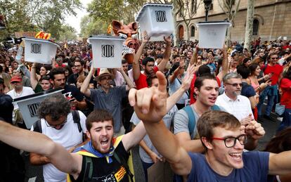 Manifestantes sostienen urnas en un momento de la manifestación en Barcelona.