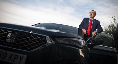 Mikel Palomera en el Seat Tarraco, el primer SUV grande de la marca, que se está lanzando en estas fechas.  