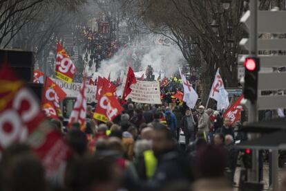 Manifestantes marchan durante una protesta contra el plan de reforma de pensiones de Macron en Marsella (Francia).