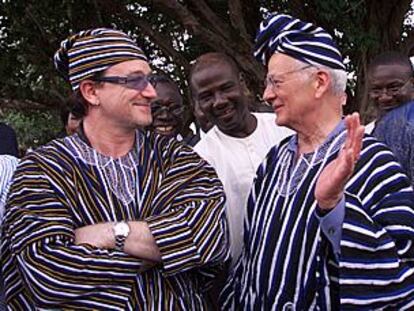 El cantante Bono y el secretario del Tesoro de EE UU, Paul O'Neill, en Tamale, norte de Ghana.