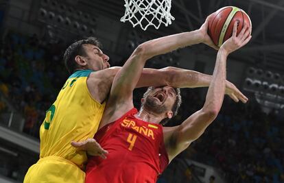 O espanhol Pau Gasol (vermelho) tenta fazer uma cesta durante a disputa do bronze do basquete contra a Austrália.