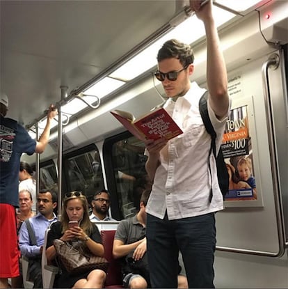 'Hacer el doble de trabajo en la mitad de tiempo', de Jeff Sutherland. Es el título que lee este hombre en el metro de Washington DC.