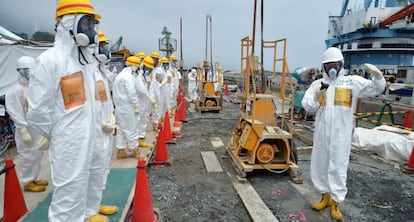 Expertos nucleares ispeccionan la central de Fukushima en agosto de 2013