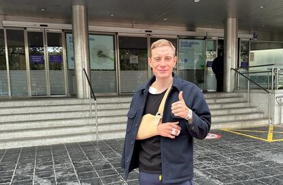 El ciclista danés Jonas Vingegaard saliendo este martes del hospital.