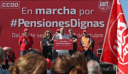 Los secretarios generales de CCOO y UGT, Unai Sordo y Pepe Álvarez, han pedido hoy al Gobierno elevar el gasto en pensiones en España acercándolo al nivel de otros países europeos para garantizar así un sistema público fuerte y sostenible.