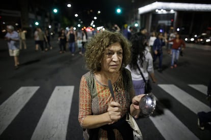 Manifestantes protestan contra la reforma de las pensiones con una cacerolada frente al Congreso en Buenos Aires, el 18 de diciembre.