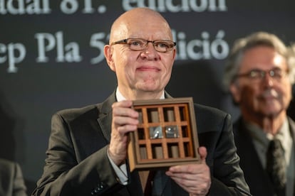 Jorge Fernández Díaz posa con el Premio Nadal.