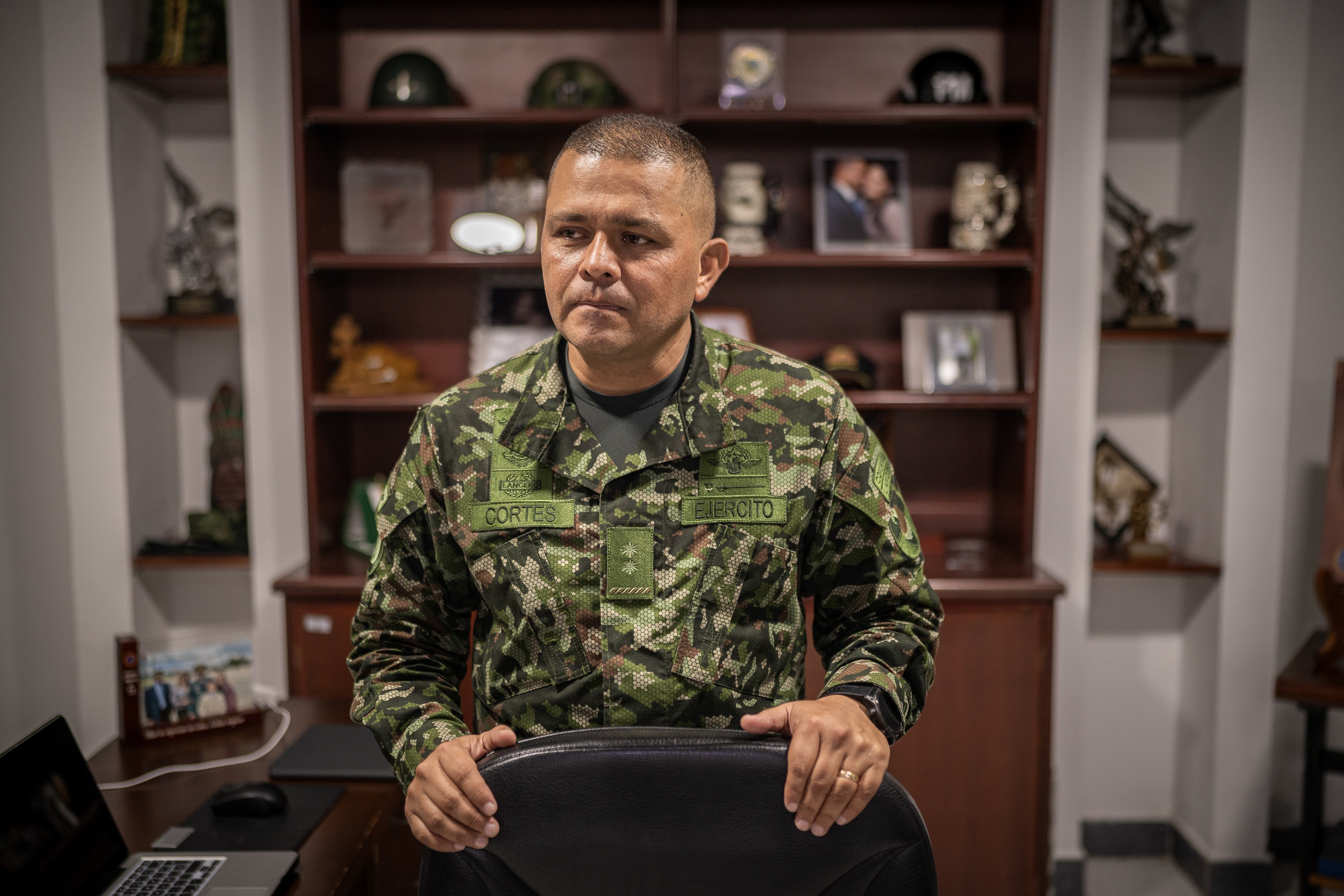 Brigadier General Cortés, jefe de las fuerzas militares del departamento del Amazonas, Colombia, posa para un retrato en su despacho en Leticia, Amazonas (Colombia) el 11 de diciembre del 2024.