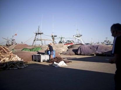 Un pescador prepara unas redes en el puerto de la localidad onubense de Punta Umbría.