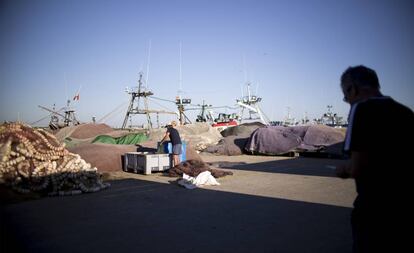 Un pescador prepara unas redes en el puerto de la localidad onubense de Punta Umbría.