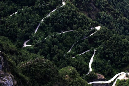 Hoy en día, la empresa Henraux es propietaria de toda la montaña, emplea a unas 140 personas y extrae mármol de cinco canteras activas.