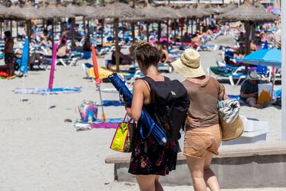 Turistas en la playa de Peguera, en el municipio mallorquín de Calvià, el pasado julio. 