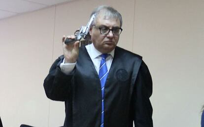 El abogado, con una pistola de colección.
