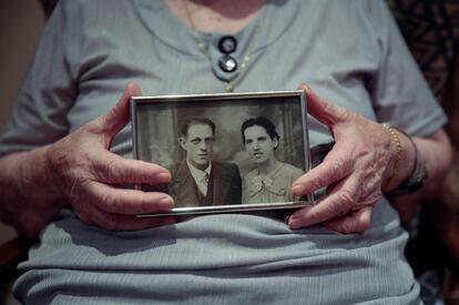 Esperanza Alles, de 100 años, muestra una imagen donde aparece con su marido de jóvenes en su casa de Ferreries (Menorca).