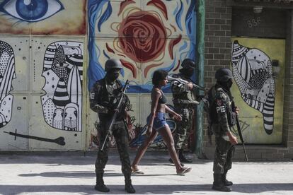 Agentes de la policía y las fuerzas armadas brasileñas participan en un megaoperativo en busca de una treintena de narcotraficantes en el Morro de los Macacos, en una favela del norte de Río de Janeiro (Brasil).