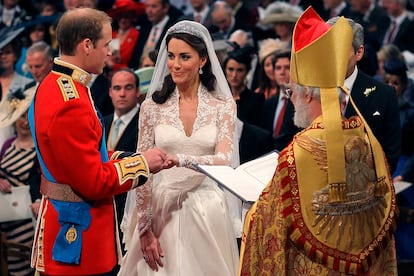 El príncipe Guillermo y Kate Middleton intercambian anillos en el día de su boda frente al arzobispo de Canterbury en la Abadía de Westminster (Londres), el viernes 29 de abril de 2011.