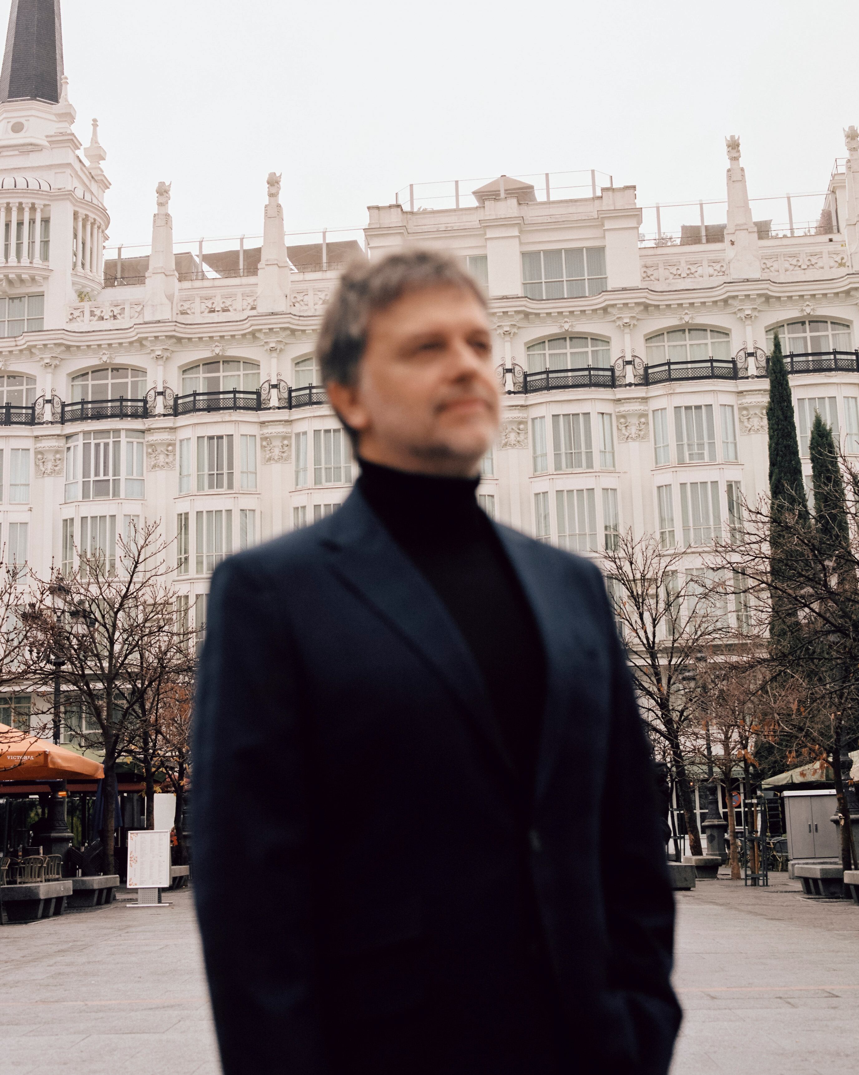 Juan Carlos Fresnadillo posa en exclusiva para ICON en la Plaza de Santa Ana, Madrid.