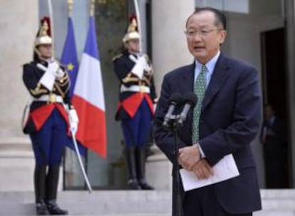 El presidente del Banco Mundial, Jim Yong Kim, se dirige a los medios tras su reunión con el presidente francés, Francois Hollande, en el Palacio del Elíseo en París, Francia, este 10 de septiembre.