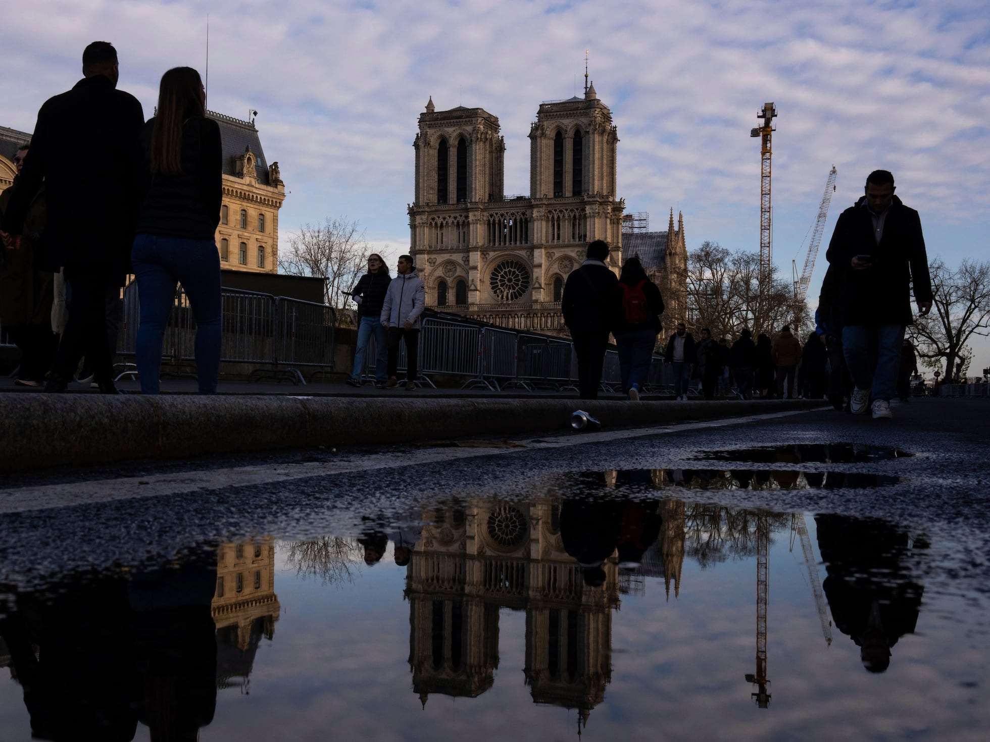 Más de trabajadores y 700 millones: Notre Dame reabre cinco