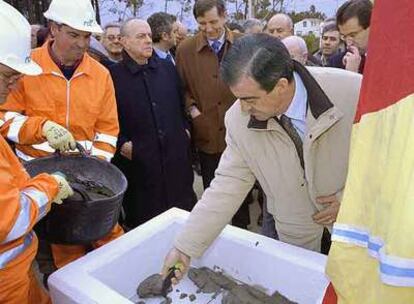 Cascos, Fraga y Núñez Feijóo, en el acto de colocación de la primera piedra de la A-8 en Galicia.