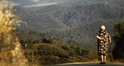 Una mujer observa los montes de Berrocal y Riotinto afectados por el incendio.