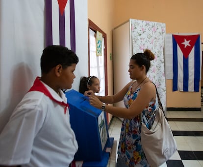 Una mujer echa su boleta en la urna electoral, durante las elecciones del pasado 27 de noviembre, en La Habana (Cuba)