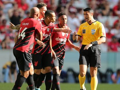 Árbitro Bráulio da Silva Machado pede calma para jogadores do Athletico Paranaense.