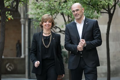 Meritxell Borràs (Governació) i Raül Romeva (Exteriors), poc abans de la seva primera reunió de Govern a la Generalitat.