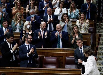 La bancada popular aplaude a su portavoz, Cuca Gamarra, tras su intervención en el debate sobre el estado de la nación. 