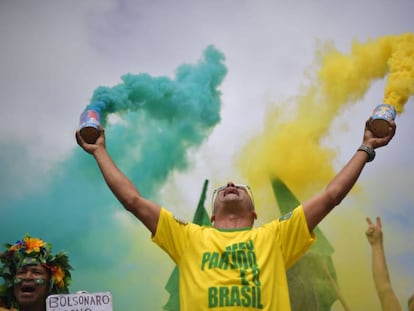 Un seguidor de Jair Bolsonaro durante la jornada electoral.