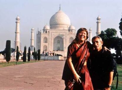Francisco Sesé y su esposa, Marinela Velázquez, frente al Taj Mahal (India).