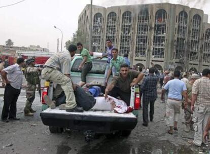 Un vehículo policial evacua a víctimas del coche bomba que estalló cerca del Ministerio de Justicia, en Bagdad.