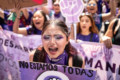 Miles de mujeres marcharon para conmemorar el Día Internacional de la Mujer en la capital mexicana.