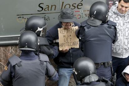 Police detain a man protesting at an eviction in Torrej&oacute;n de Ardoz, Madrid, in November 2011.