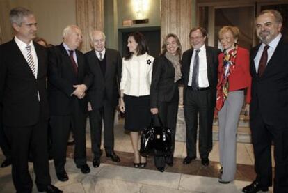 El director de EL PAÍS, Javier Moreno; el ministro de Exteriores, Miguel Ángel Moratinos; el periodista premiado Jean Daniel; la ministra de Vivienda, Beatriz Corredor; la titular de Defensa, Carme Chacón; el consejero delegado de PRISA, Juan Luis Cebrián; la vicepresidenta primera del Gobierno, María Teresa Fernández de la Vega, e Ignacio Polanco, presidente de PRISA.