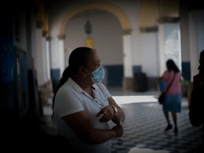 Un familiar pide informes en el Hospital Civil de Guadalajara “Fray Antonio Alcalde” es el hospital escuela de la Universidad de Guadalajara.