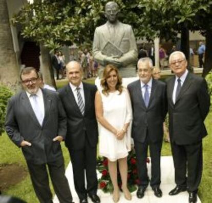 Susana Díaz posa con los expresidentes andaluces José Rodríguez de Brbolla, Manuel Chaves, José Antonio Griñán, y Rafael Escuredo, tras el acto de su toma de posesión. efe