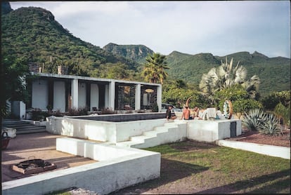 La casa, que fue construida con el propósito de ser disfrutada con familia y amigos íntimos, goza de una distribución completamente libre, versátil y engañosamente caótica ya que, como explica Picault, “cada espacio tiene una razón de ser y el caos es solo una apariencia”. 