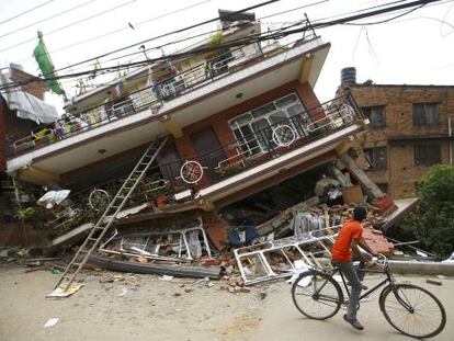 Uma das casas desmoronadas em Katmandú.