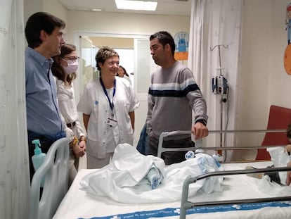 Una joven y un bebé trasplantados de pulmón con familiares en el Vall d'Hebron.
