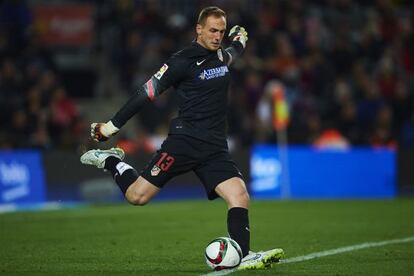 Oblak saca de puerta en un partido de Copa frente al Barcelona en el Camp Nou