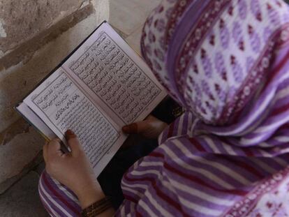 Una mujer musulmana lee El Corán.