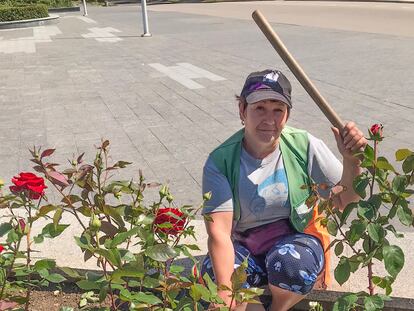 Natalia cuidaba el viernes de sus rosas en la céntrica plaza de Kramatorsk.