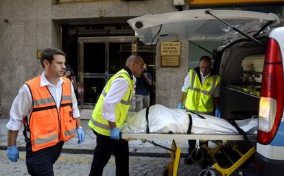 El cad&aacute;ver de la mujer asesinada en Ourense es retirado de su domicilio, el pasado mi&eacute;rcoles.