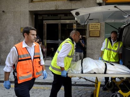 El cad&aacute;ver de la mujer asesinada en Ourense es retirado de su domicilio, el pasado mi&eacute;rcoles.