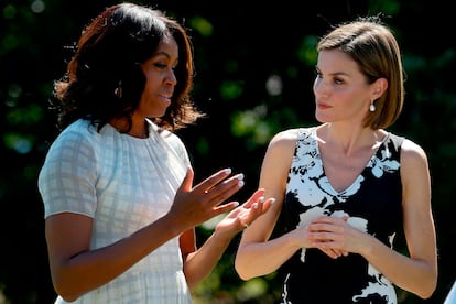 Más tarde los Reyes visitaron la Casa Blanca. Durante el paseo por el huerto la Reina decidió quitarse la chaqueta y lucir el sencillo vestido sin mangas. Por su parte, Michelle Obama llevaba un diseño midi con estampado de cuadros.