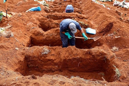 Sepultureros del cementerio de Vila Formosa, el más grande de América Latina, abren nuevas fosas para realizar más entierros por la pandemia de coronavirus, en São Paulo (Brasil). Brasil es actualmente el segundo país del mundo con más muertes y casos de covid-19, tan solo por detrás de Estados Unidos, y algunos especialistas consideran que ya es el nuevo epicentro de la pandemia.