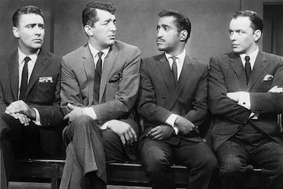 Peter Lawford, Dean Martin, Sammy Davis Jr, y Frank Sinatra (de izquierda a derecha) en <b><i>Ocean&#39;s eleven.</b></i>