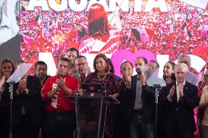 Xóchilt Gálvez reconoce el triunfo de Claudia Sheinbaum durante la emisión de un mensaje junto a sus colaboradores, la madrugada del 3 de junio de 2024 en Ciudad de México.